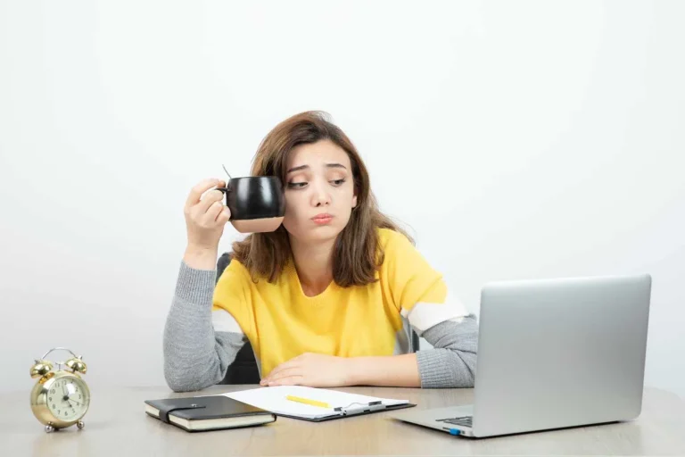 چرا قهوه میخورم استرس میگیرم