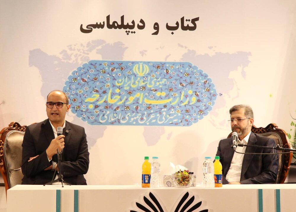 خطیبزاده در نمایشگاه کتاب از «کتاب و دیپلماسی» گفت